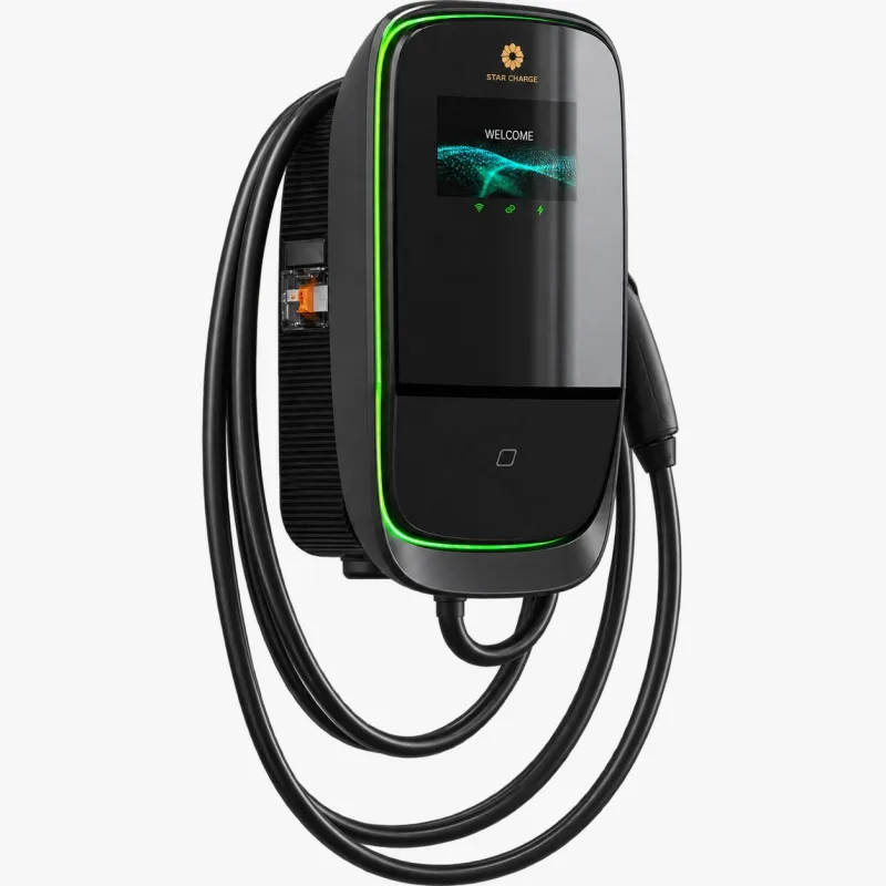 Schwarze Wallbox mit Display und aufgewickeltem Ladekabel